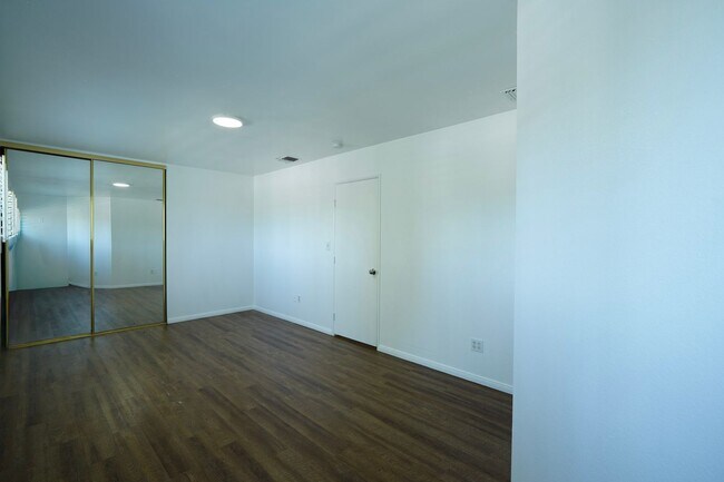 Building Photo - 220 Lilac Ct