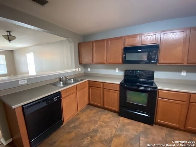 Building Photo - Great Floor Plan ~ Great Location ~ Lots o...