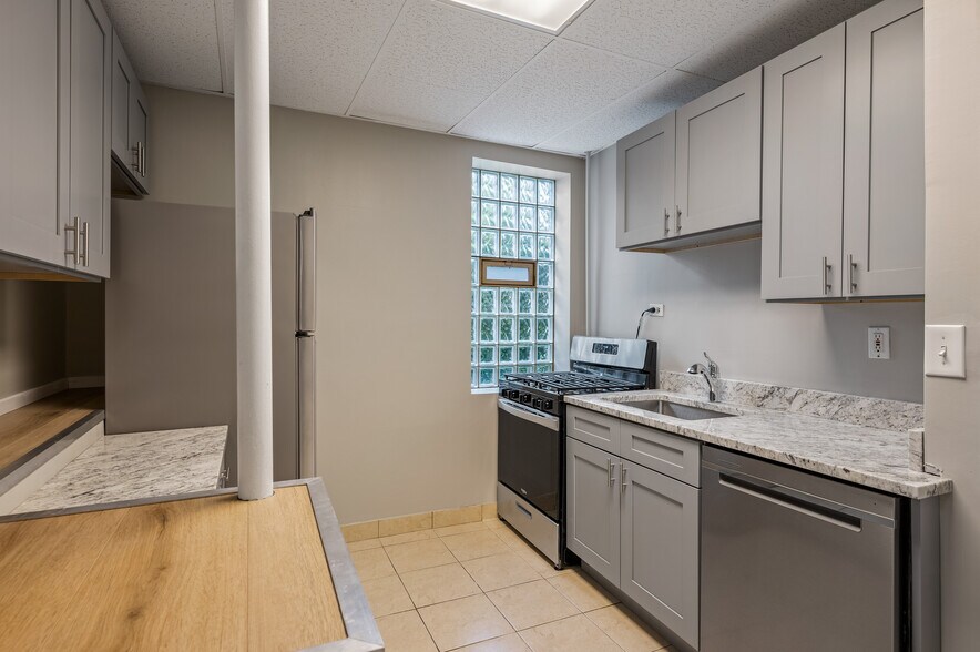 Building Photo - 3728 W Wilson Ave