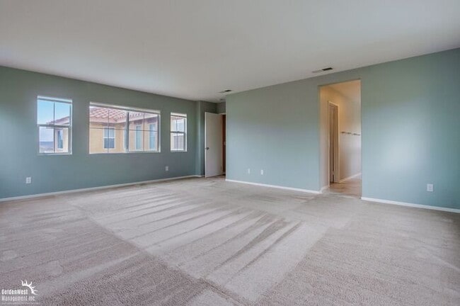 Building Photo - Beautifully 5Bdm 3.5Ba Home in Prime Location