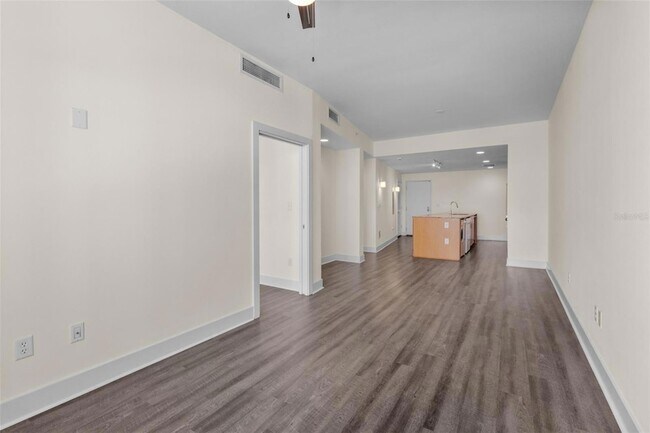 Building Photo - 1208 E Kennedy Blvd