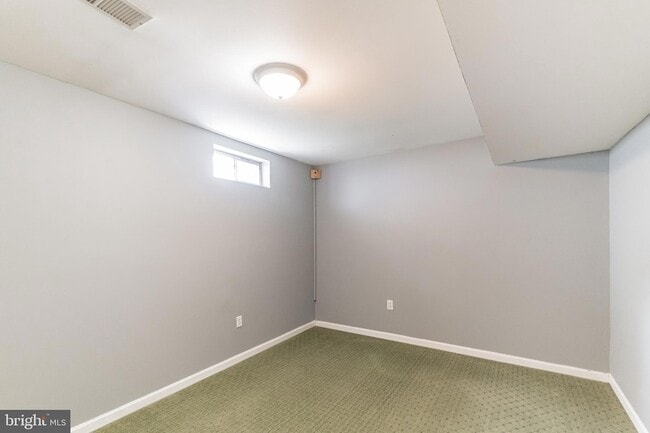 Building Photo - 9 Sharon Ln