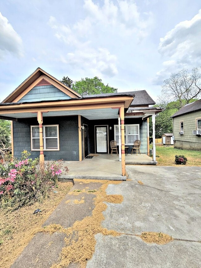 Building Photo - 614 3rd Ave SW