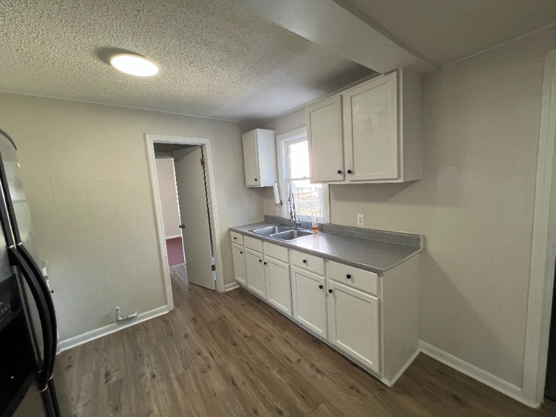 Building Photo - 912 E Skinner St