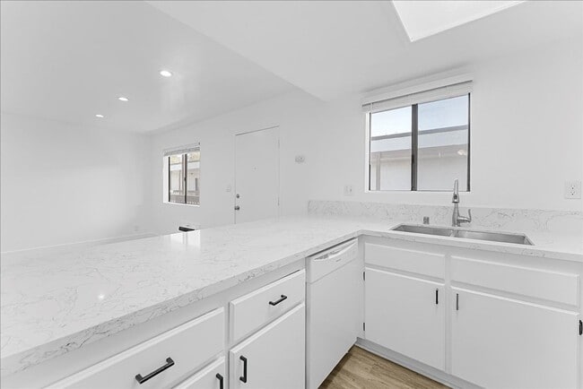 Building Photo - 631 E Elk Ave