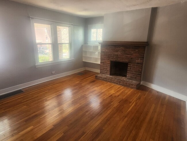 Building Photo - 2 Bedroom 1 bath updated Row Home
