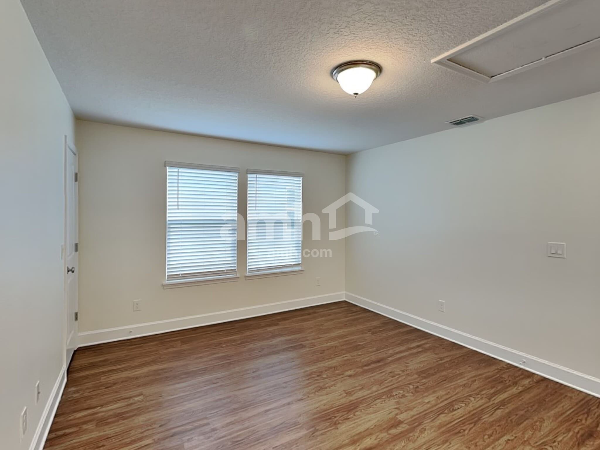 Building Photo - 2437 S Park Ave