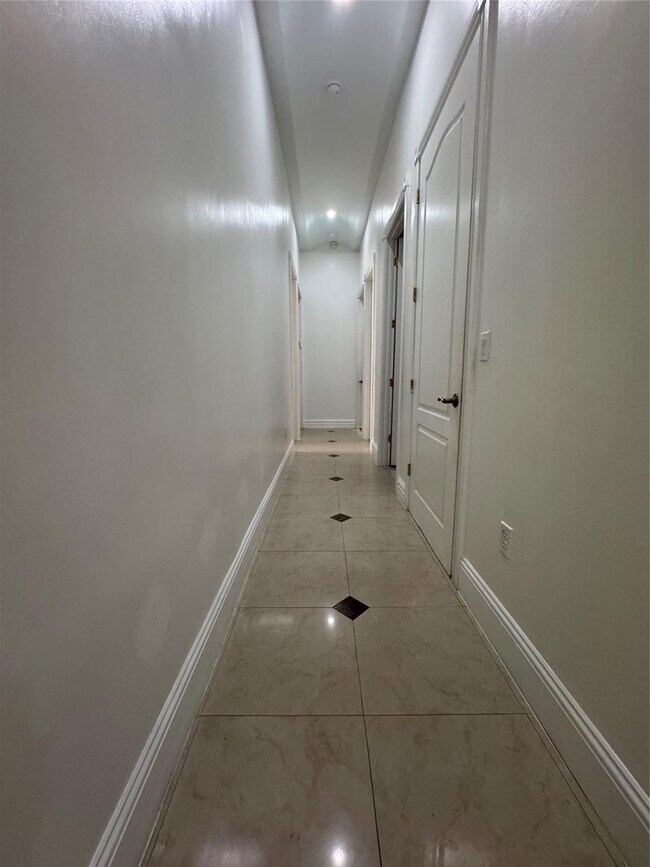 Building Photo - 5981 SW 37th Terrace