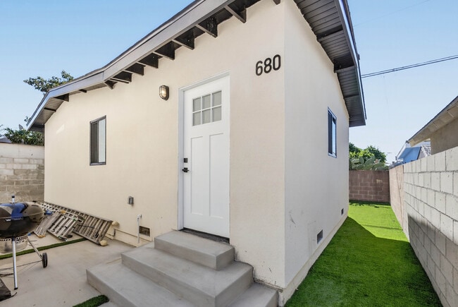 Building Photo - 680 E 45th St