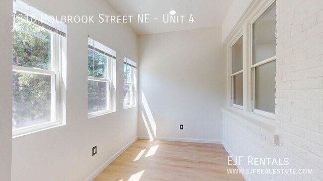 Building Photo - 1318 Holbrook St NE