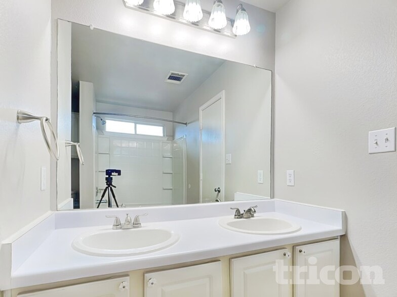 Building Photo - 201 Outfitter Dr