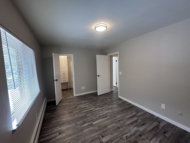 Building Photo - 2805 Riverside Dr