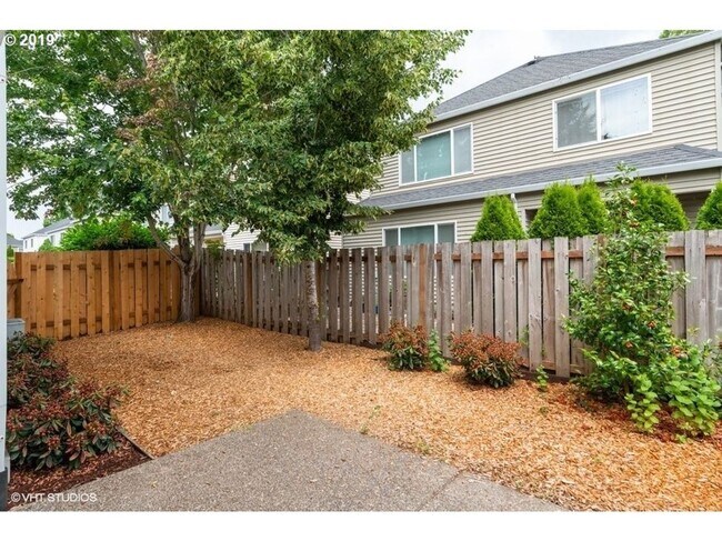 Building Photo - 3Bd/2.5Ba in a Well-Liked Bethany Neighborhood ~ Washer/Dryer Included with 2 Car Garage and Fenc...