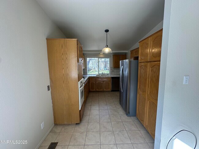 Building Photo - 835 Singingwood Dr