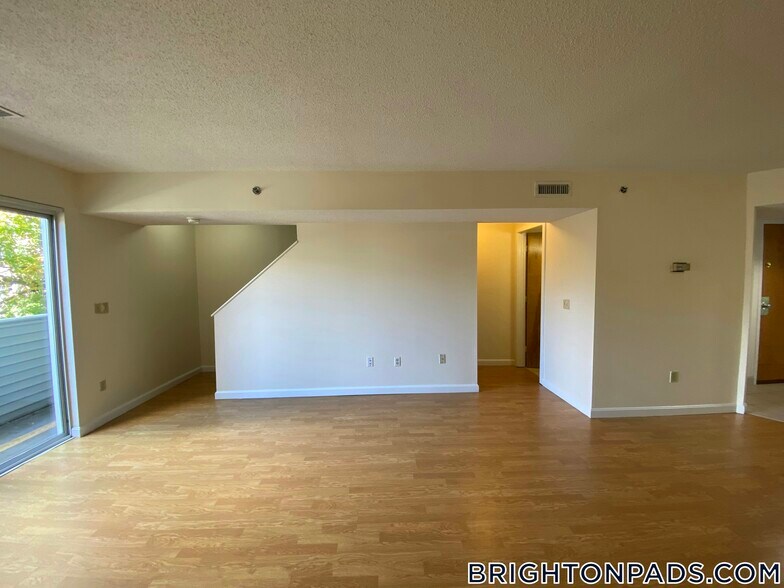 Building Photo - 152 N Beacon St