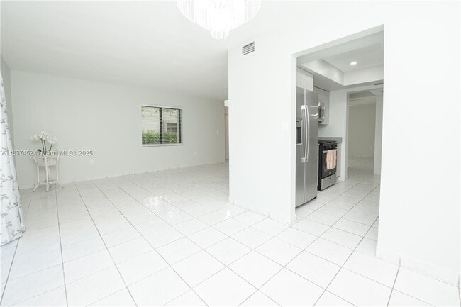 Building Photo - 10945 SW 113th Pl