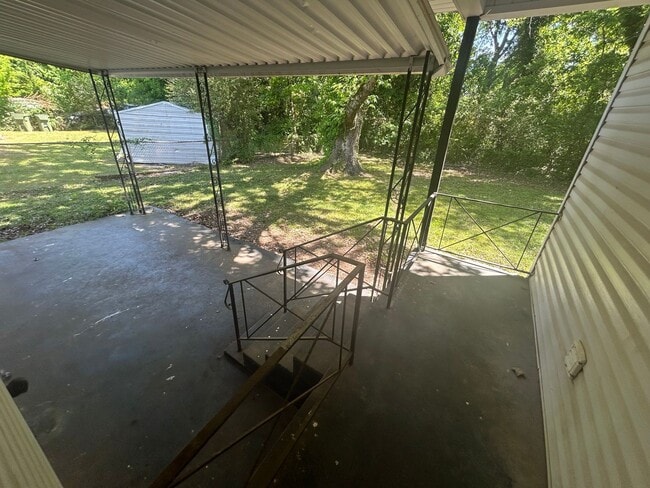 Building Photo - 3BR 2BA with large back yard on closed street.