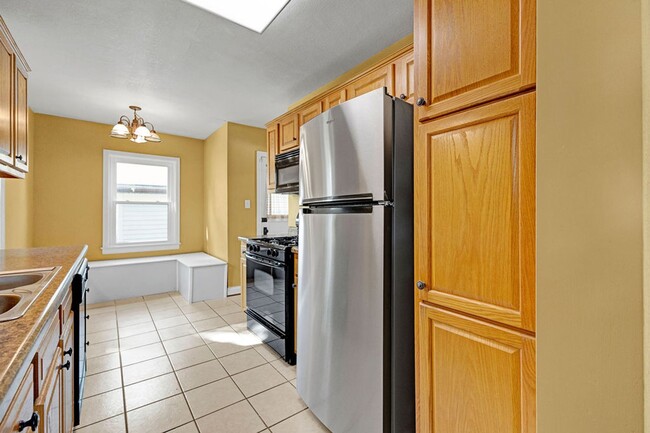 Building Photo - 3BR Cottage with Large Backyard, Garage and a Basement!
