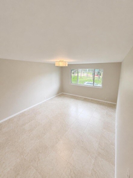Building Photo - 421 S Lakeside Dr