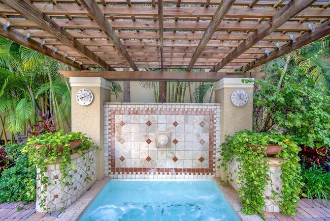 Building Photo - 630 S Sapodilla Ave