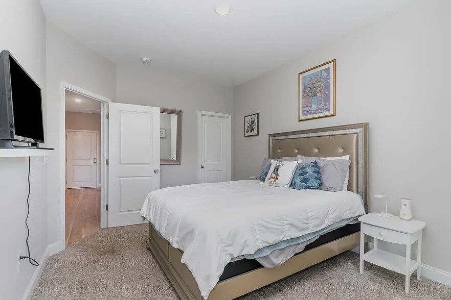 1st floor bedroom - 1006 Gateway Commons Cir