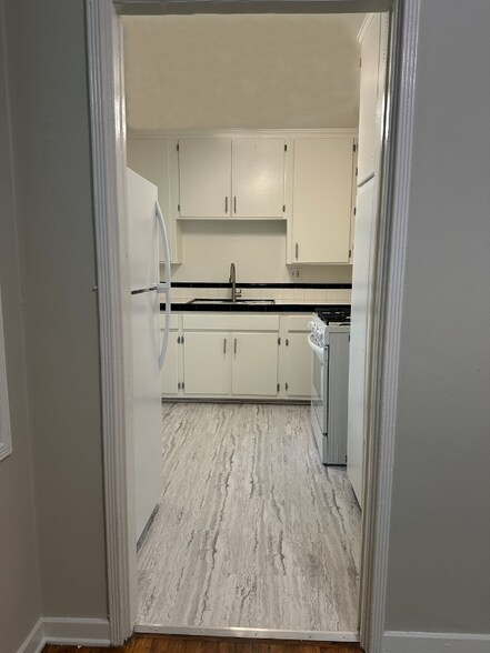 Building Photo - 1858 N Kingsley Dr