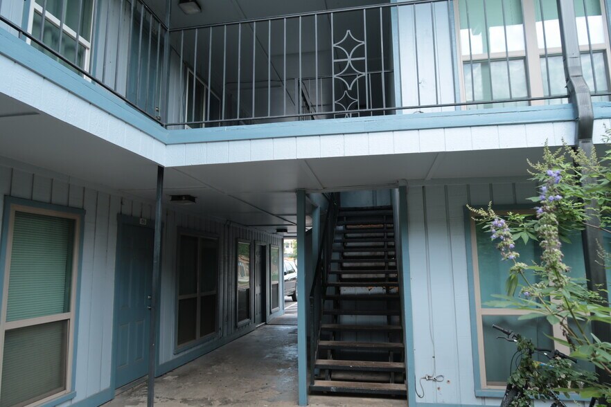 Building Photo - 425 S Oak St