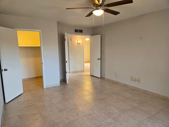 Building Photo - Beautiful 3 Bed 1.75 bath Corner lot, with...