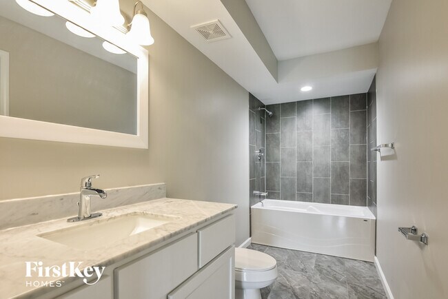 Building Photo - 11 St Valery Ct