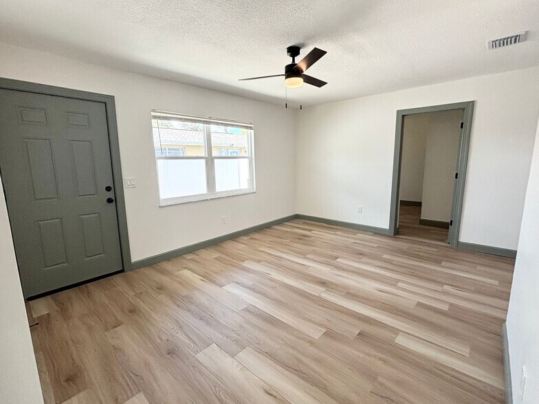 Building Photo - 510 91st Ave N