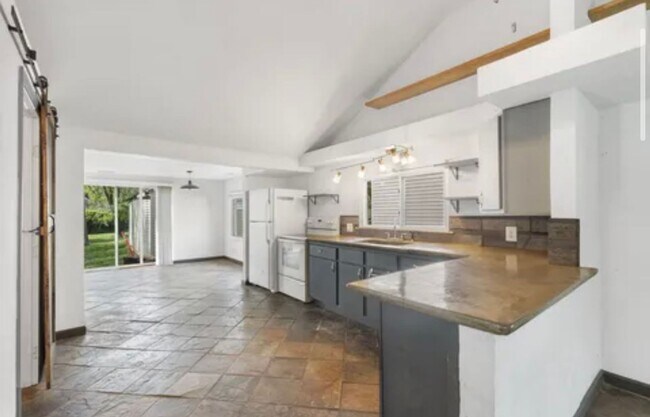 Building Photo - 3 Bedroom | 1 Bathroom | 1 Car Detached Ga...