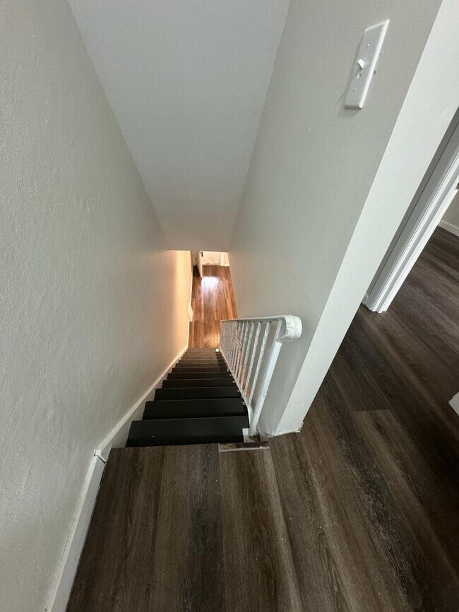 Building Photo - 4 bedroom 1 bath house with off street parking