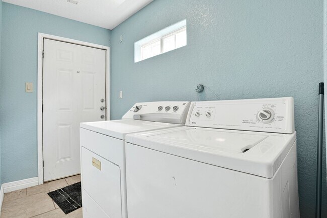 Building Photo - Charming 4-Bedroom Home near Downtown SA!