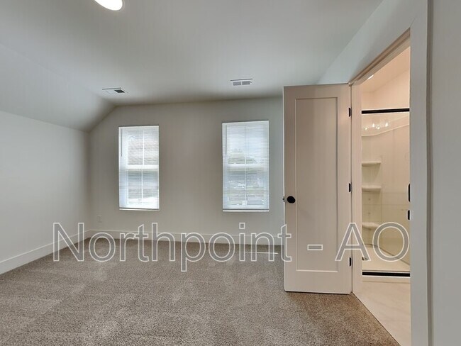 Building Photo - 513 Craven St