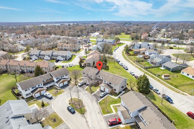Building Photo - Carol Stream Townhome with Three Bedrooms and One Car Garage