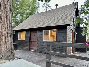 Building Photo - 2 Bedroom Cabin in Town