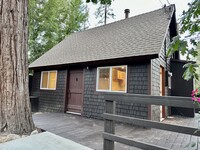 Building Photo - 2 Bedroom Cabin in Town