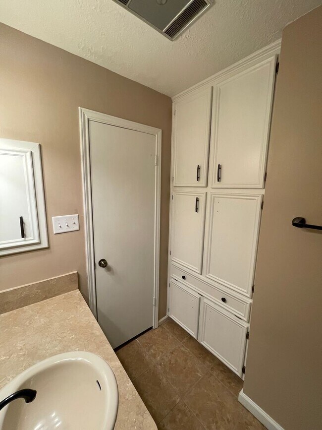 Building Photo - $1,850/mo | 3BD/2BA | Fenced Backyard, 2-Car Garage, No Carpet -- College Station, TX
