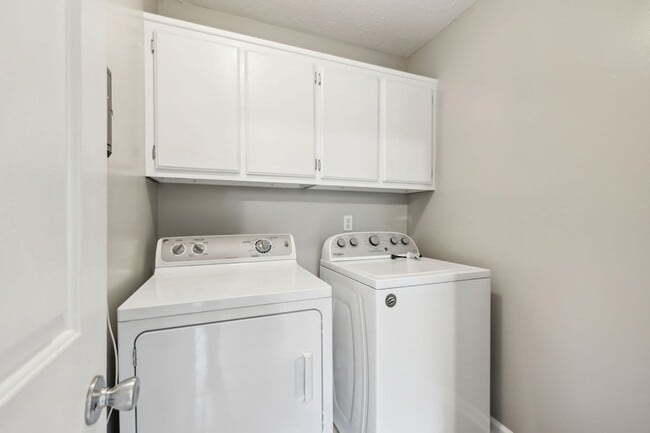 Building Photo - 377 Huntington Ridge Dr