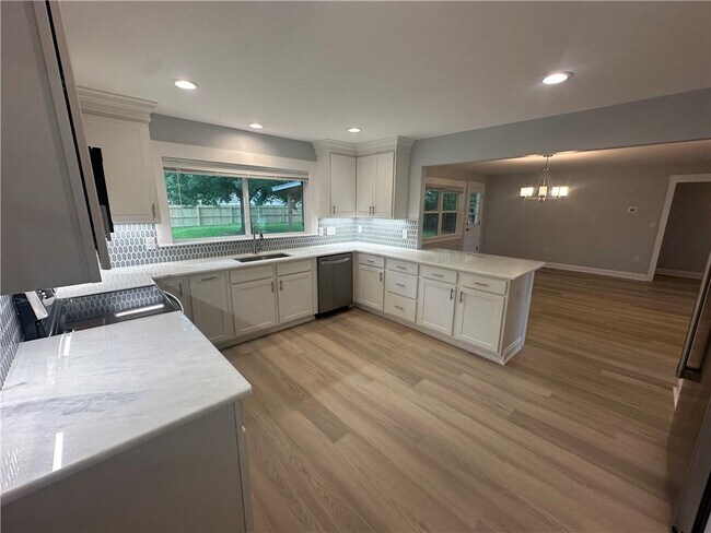 Building Photo - 311 W Marigold Ave