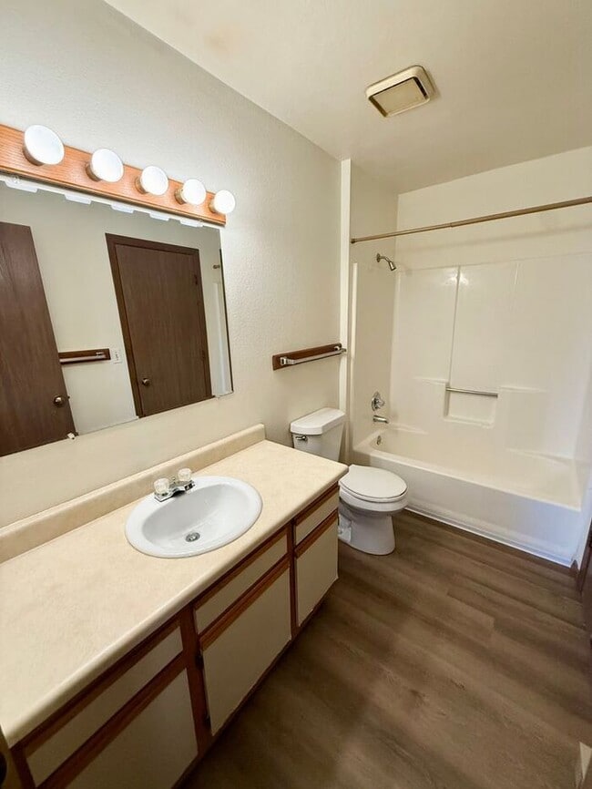 Building Photo - Limited-Time Move-In Deal: Get Your First 2 Weeks FREE! Spacious 2 Bed, 1 Bath Apartments + Flexi...