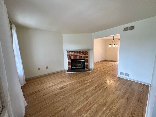 Building Photo - Townhome in a Great Community! 3bd/2.5ba