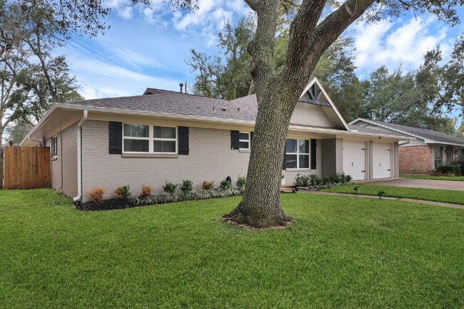 Building Photo - Charming 4-Bed Home with Granite Elegance in Sugar Land