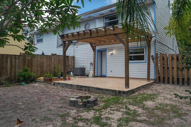 Building Photo - 9243 Green Meadows Way