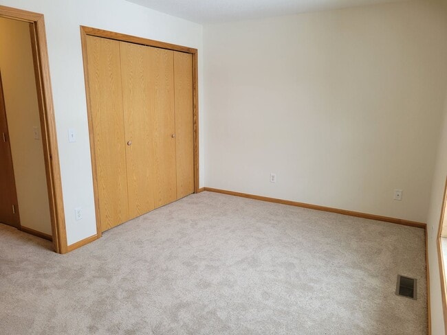 Building Photo - 2 Level Townhouse