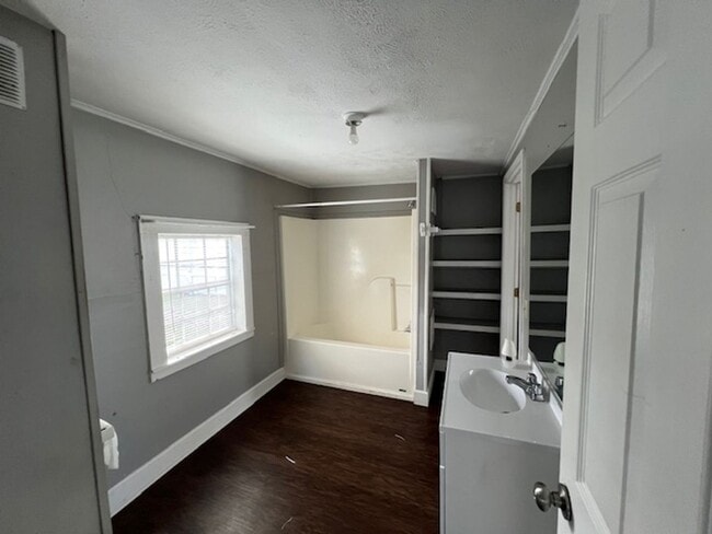 Building Photo - 2 Bedroom 1 Bathroom Home in quiet neighbo...