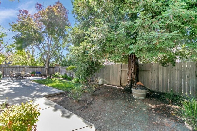 Building Photo - 3257 Vista Del Lago Way