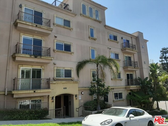 Building Photo - 10390 La Grange Ave