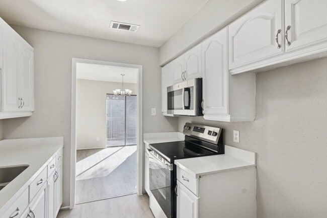 Building Photo - 9707 Richmond Ave.