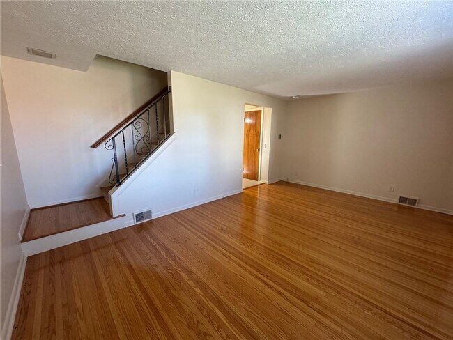 Building Photo - 16 Summit St